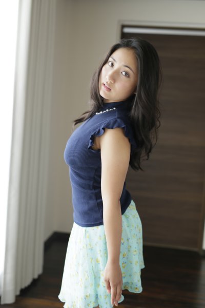 服の上からもはっきりと膨らみが…