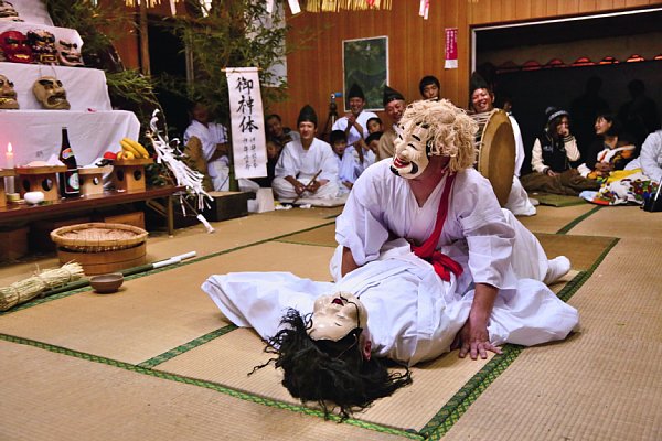 伊弉諾尊(いざなぎのみこと)と伊弉冉尊(いざなみのみこと)の男女二神による、家庭円満などの願いが込められた演目「御神体(ごしんたい)」