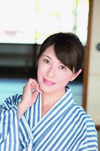 奇跡の49歳 山田佳子さんと湯めぐり紀行 浴衣姿で微笑み Newsポストセブン