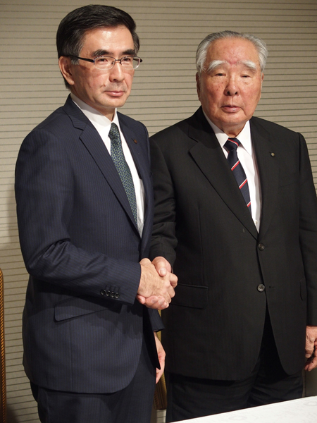 スズキの鈴木俊宏社長（左）と、父で会長の鈴木修氏