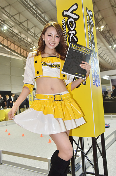 ラジコンカー製造のヨコモブースでは美女がスカートをひらり