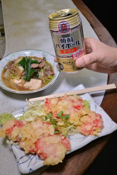 大阪の定番、紅しょうがの天ぷら（手前）とすき焼き（奥）