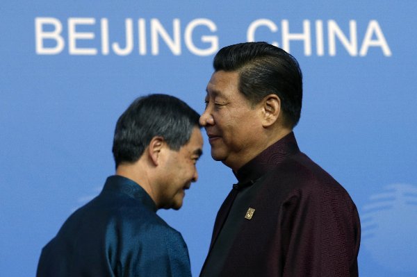 習近平国家主席（右）と梁振英・香港行政長官 Reuters/AFLO