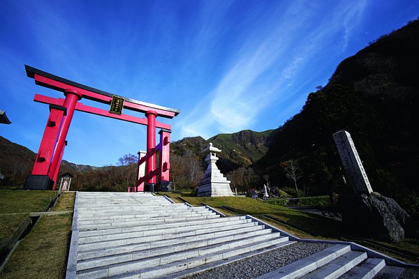 古来、生まれ変わりを願う再生の地として信仰される湯殿山