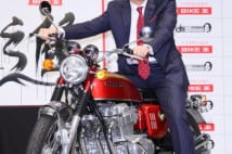 バイクにまたがる松井秀喜氏