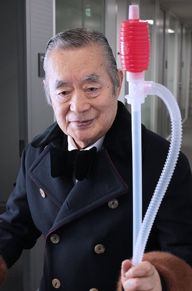 「醤油ちゅるちゅる」を持つドクター・中松氏