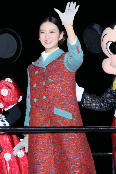 オープンカーの上から手を振る武井咲