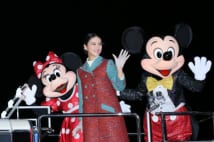 ミッキー、ミニーと武井咲のスリーショット
