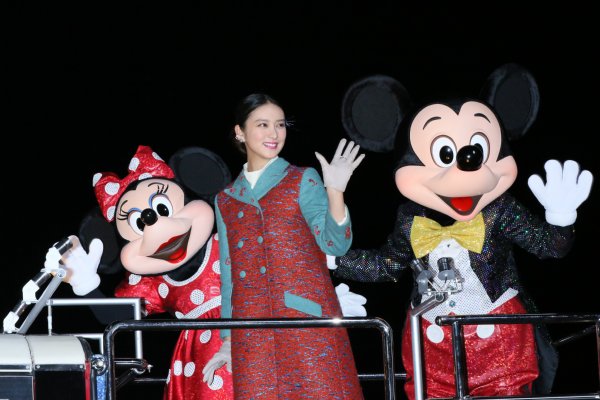 ミッキー、ミニーと武井咲のスリーショット