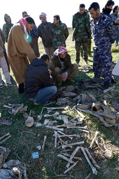 シンジャール郊外の村。虐殺されたヤジディ教徒の遺骨が多数