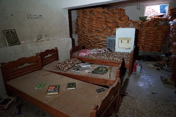IS兵士の居室。ベッドの上にコーランが見える