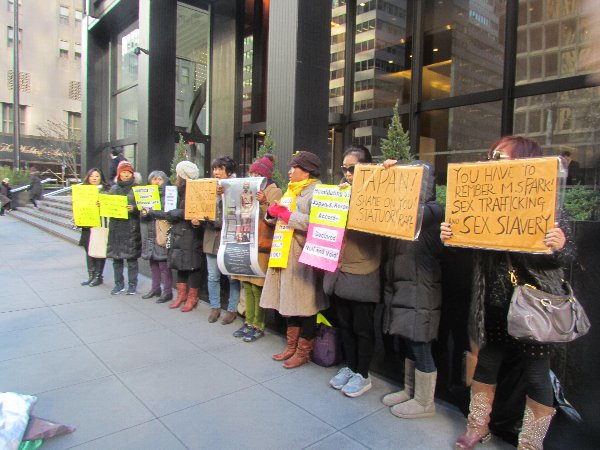 慰安婦問題に抗議する米NYでのデモ YONHAP/AFLO