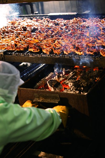 職人が炭火で焼き上げる