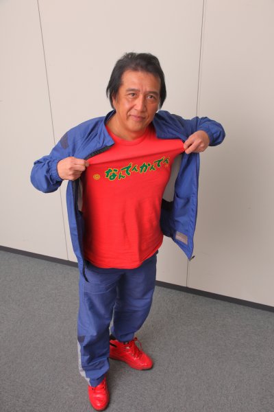 Tシャツには「なんでんかんでん」の文字が