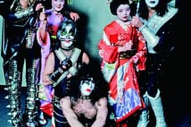 芸者さんに囲まれたKISS　撮影には協力的だった