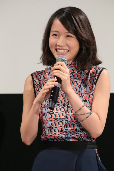 にっこり笑顔が可愛らしい前田敦子