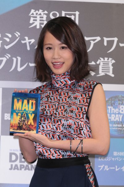 大賞を獲得した『マッドマックス』のブルーレイを持つ前田敦子