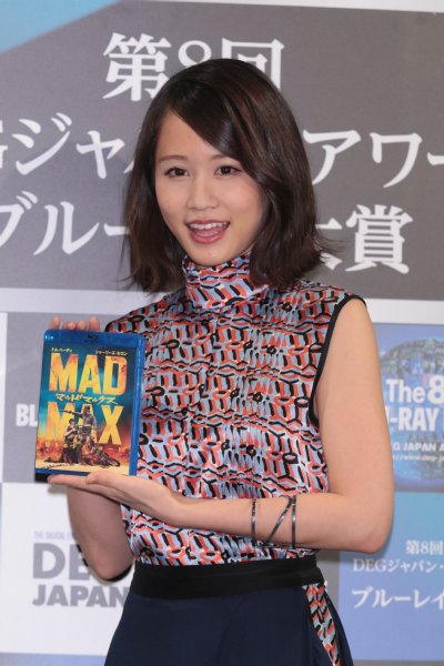 大賞を獲得した『マッドマックス』のブルーレイを持つ前田敦子