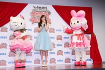 ハローキティ、マイメロディと松井愛莉のスリーショット