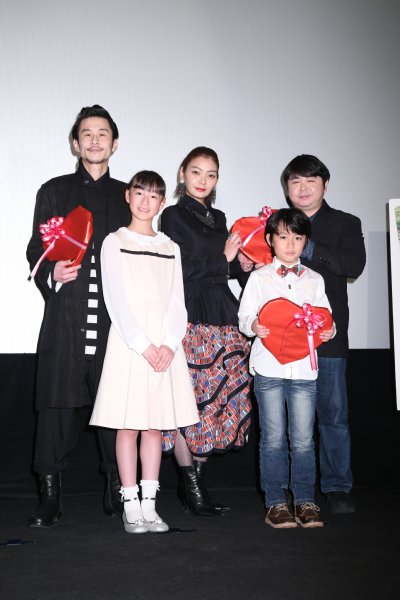 バレンタインデー前日、『鉄の子』出演者と福山功起監督が巨大チョコを持ち記念撮影