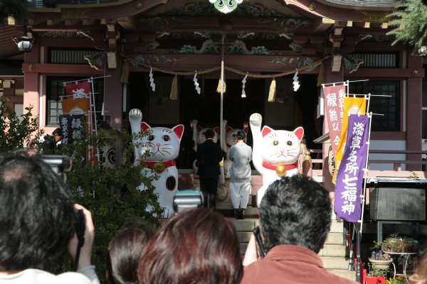 今戸神社でヒット祈願をする佐藤健と宮崎あおい
