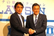 ローソン新社長に就任する竹増氏（写真左、右は玉塚氏）