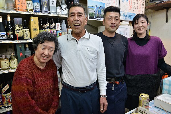 初代・大塚幸司さんとおり江夫人、2代目・大塚勉さんと亜紀子夫人。二世代の夫婦で仲良く営業中