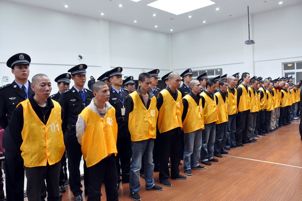 強盗・殺人罪で集団起訴された中国の黒社会幹部　AFP＝時事