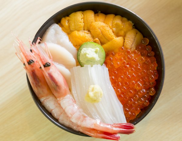 函館「恵比寿屋食堂」の「朝市丼」（2590円）