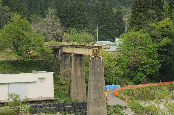 豪雨災害で流失した橋脚。2013年撮影。