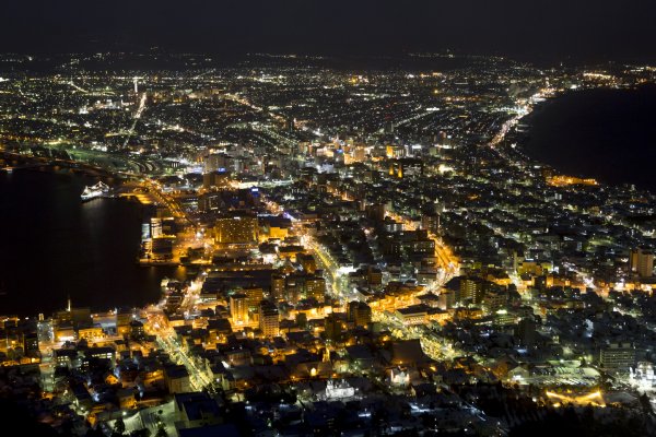 銀河のような夜景が広がる函館山