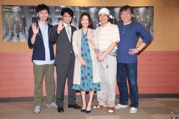 左から橋本淳、萩原聖人、中山美穂、勝村政信、作・演出の内藤裕敬