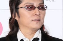 石井竜也　被災地での追悼公演の合間に美女と逢瀬