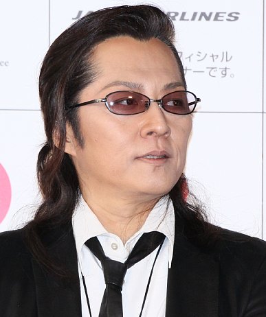 石井竜也 被災地での追悼公演の合間に美女と逢瀬 Newsポストセブン