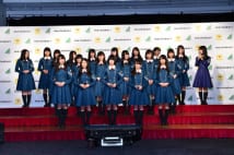 メチャカリで扱う洋服を着た欅坂46のメンバーたち