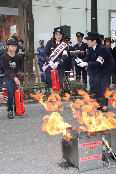 水消火器訓練を行う牧瀬里穂