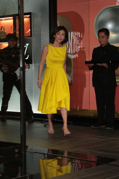 黄色いドレスで登場した中山美穂