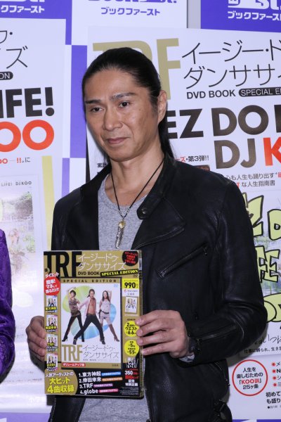 『TRF イージー・ドゥ・ダンササイズ DVD BOOK』を発売したTRFのSAM