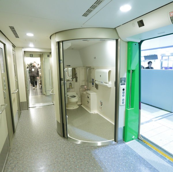 【写真】北海道新幹線の車内はリラックス空間でトイレも広々｜NEWSポストセブン Part 2