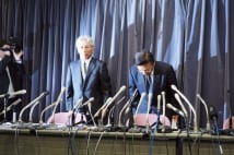 会見で「無念であり忸怩たる思い」と語った相川哲郎社長(右)