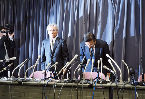 三菱自動車の相川哲郎社長（右）