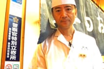 店頭に「分煙ステッカー」掲げる新橋お多幸社長の柿野幹成氏