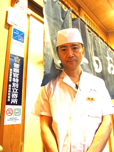 店頭に「分煙ステッカー」掲げる新橋お多幸社長の柿野幹成氏