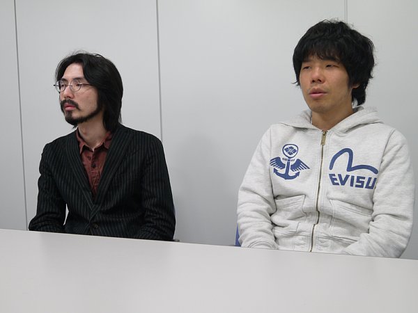 事故物件に暮らす新道（右）