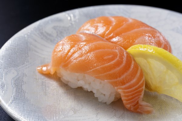 おろしたての生サーモン（151円）は身がしっとり柔らか