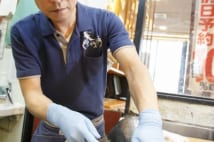 北海道直送の鮮魚を客の目の前でさばく100円台回転寿司