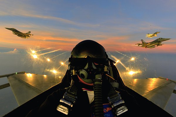 夜間飛行で「フレア」を放つロッキードF-16