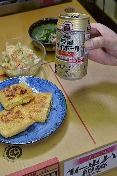 手前から、あげチーズ、ポテトサラダ、菜の花しらす。種類豊富なつまみは大人気