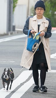 4月中旬、愛犬を散歩させる井上真央