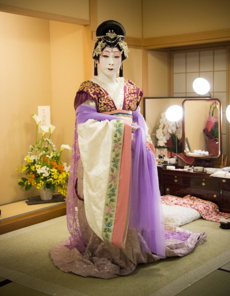 歌舞伎の化粧は白粉を重ねてグラデーションを作る